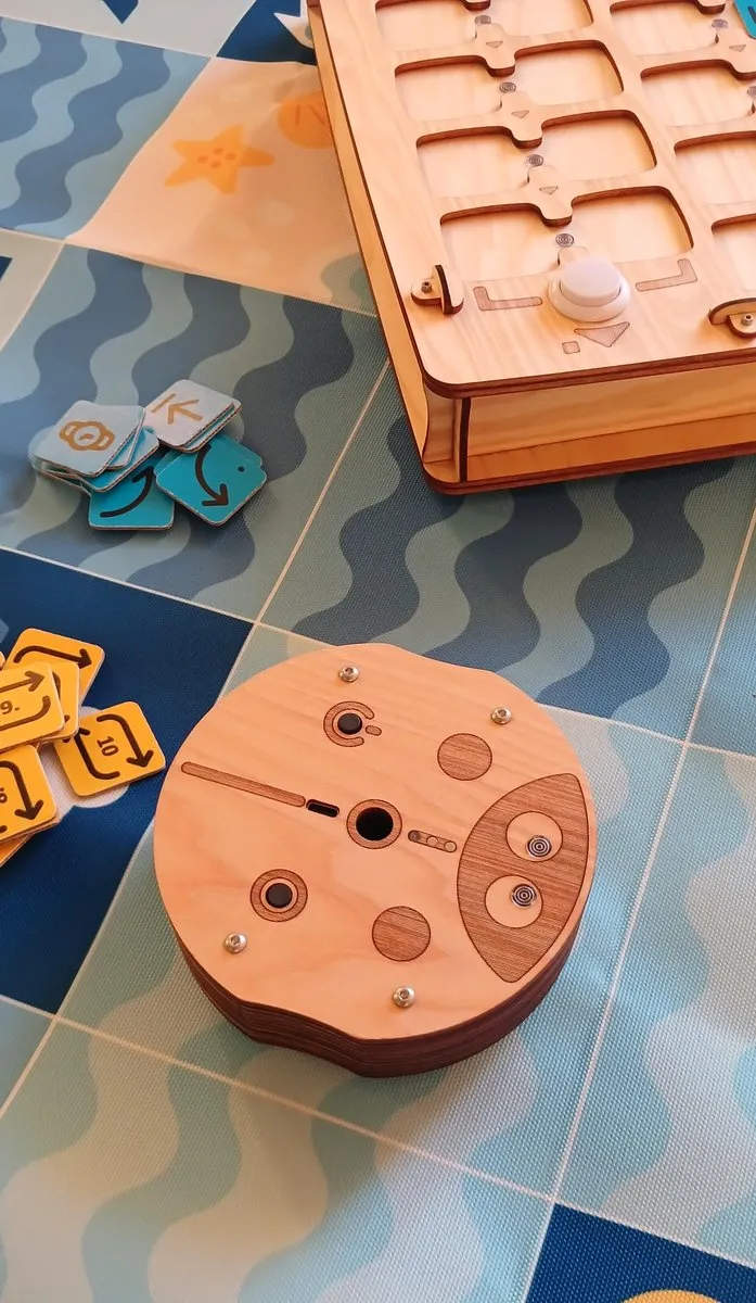 Робот PrimaSTEM на игровом поле среди фишек